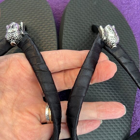 NWOT old navy size 5.5 customized black flip flops black ribbon Buddha charm - Picture 6 of 9